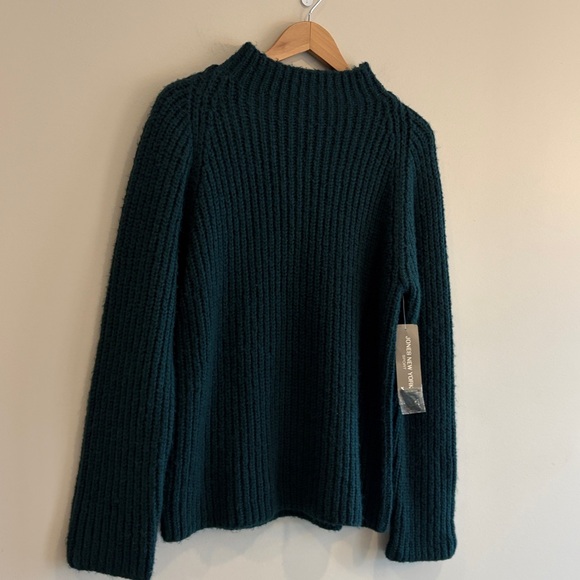 Jones New York Sweaters - NWT JONES NEW YORK CREW NECK SWEATER IN FOREST GREEN. Size Large. Warm!